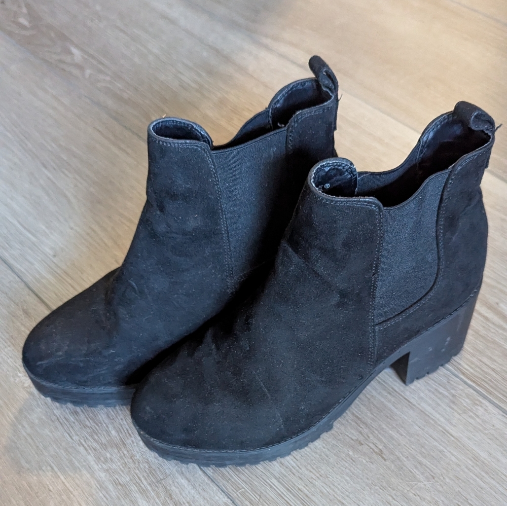 Chic Black Suede Ankle Booties